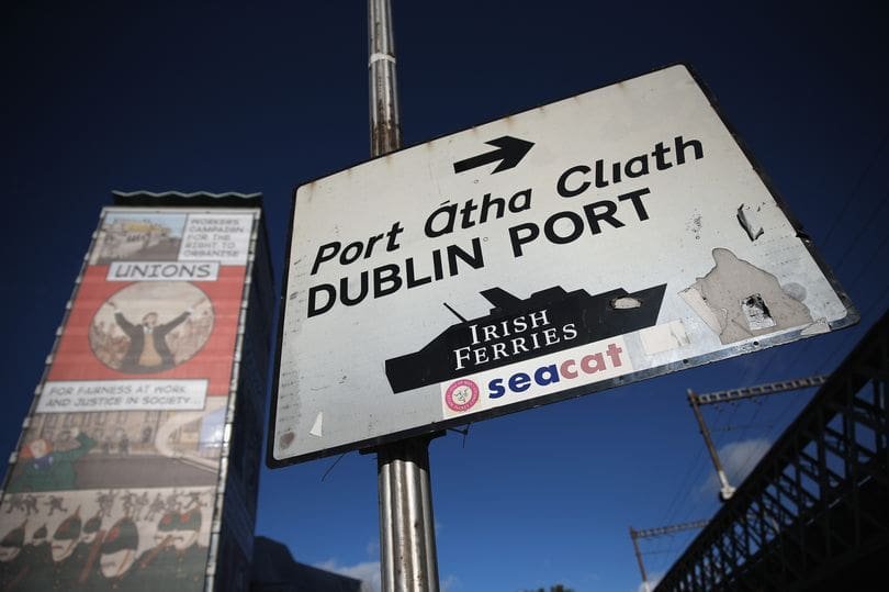 Mii de țigări și 160 de litri de alcool într-o mașină ce a sosit din România în portul din Dublin