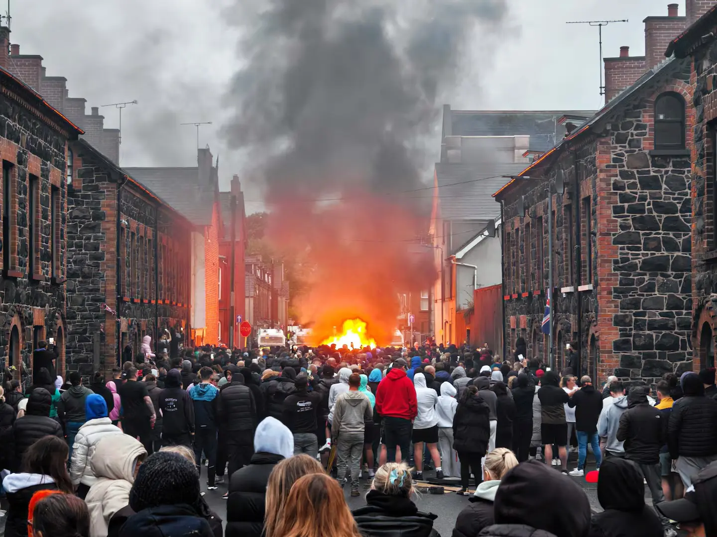 Case devastate și străzi în flăcări în Ballymena, Co. Antrim 🔥